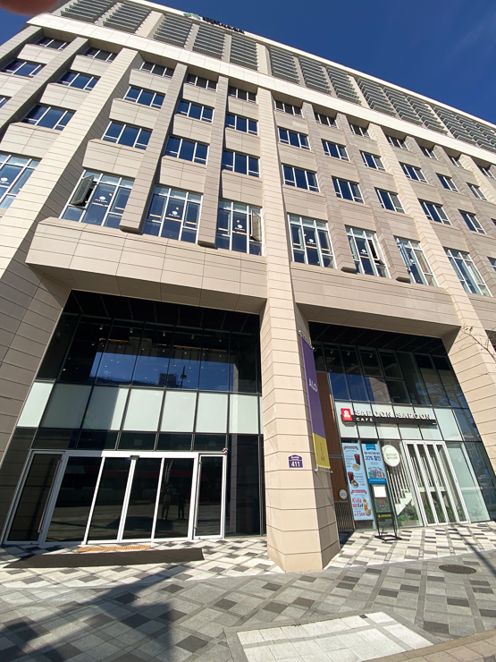 KT&G 건물 가운데 출입구