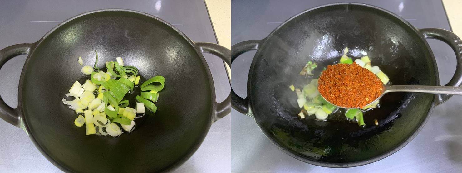 사진 2개가 나란히 붙어 있다.
왼쪽 사진은 검은색 냄비 안에 식용유와 파 한줌이 있다.
두 번째 사진은 검은색 냄비 안에 파와 식용유가 보이고 그 위로 고춧가루 한 스푼이 담겨있는 숟가락이 있다.
