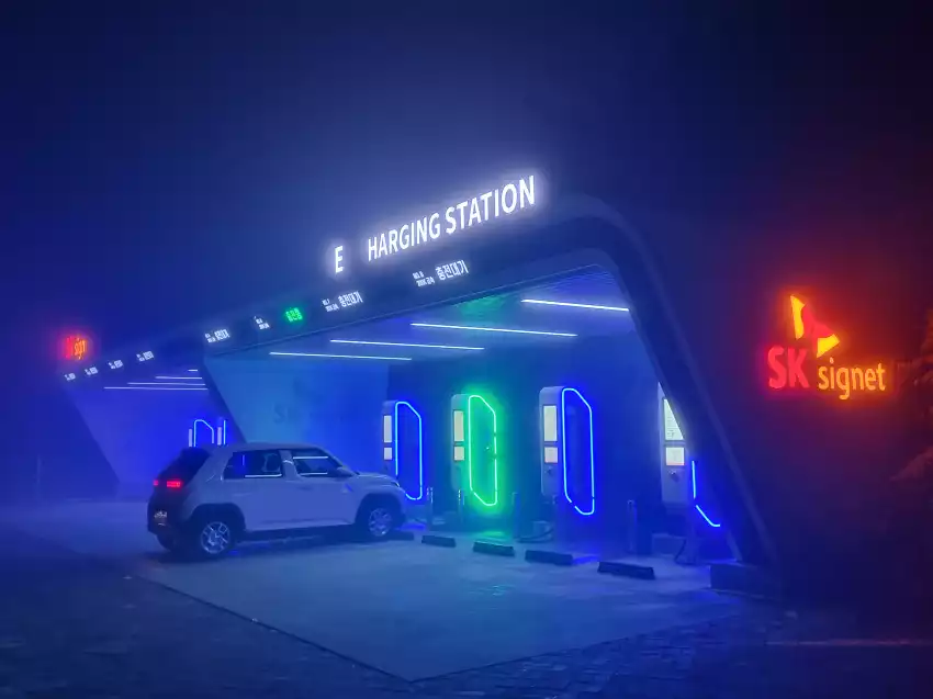 덕평휴게소 내 SK 시그넷 충전소에 머무르던 모습입니다.