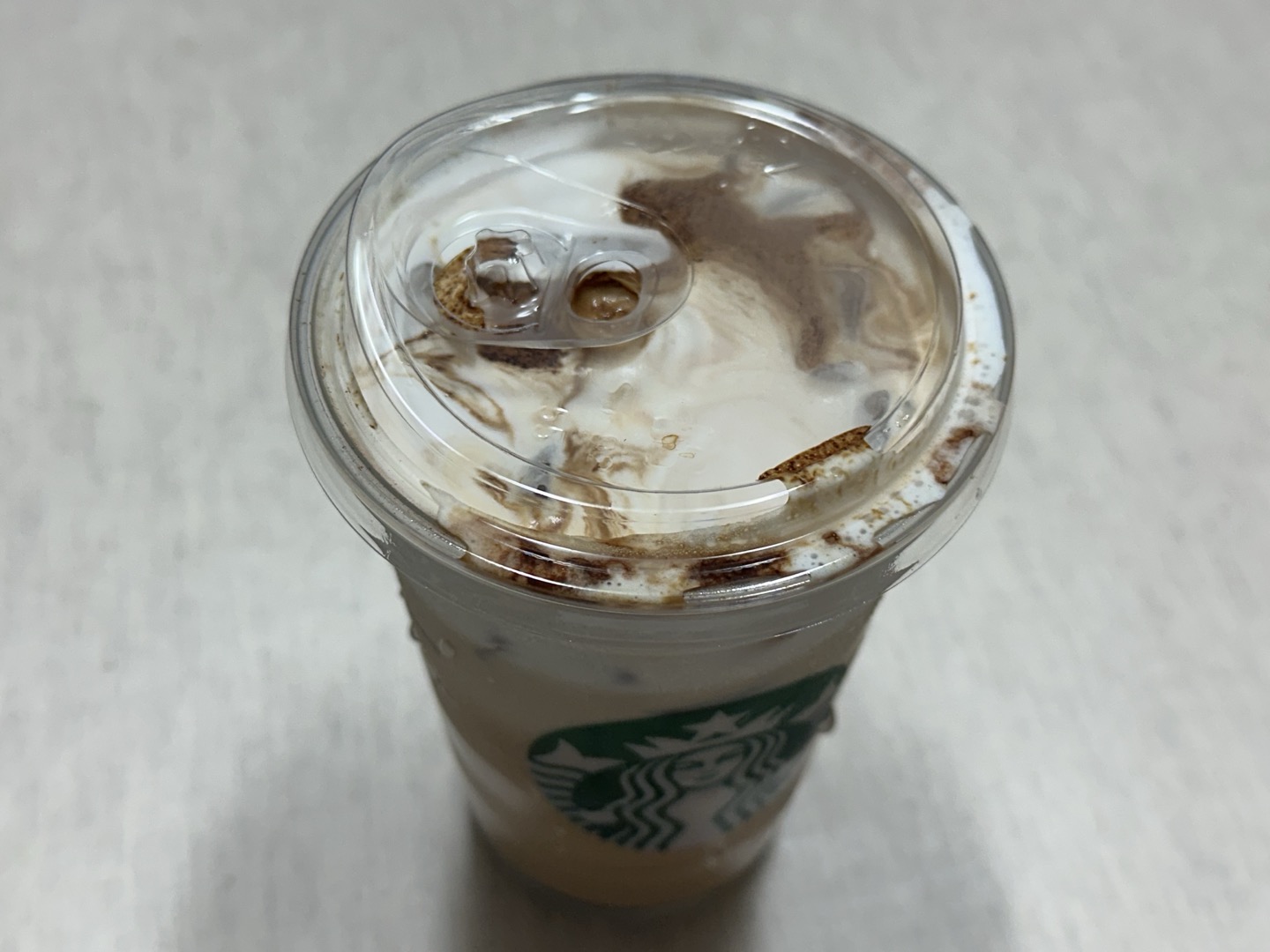 블랙글레이즈드라떼 위쪽에서 찍은 사진