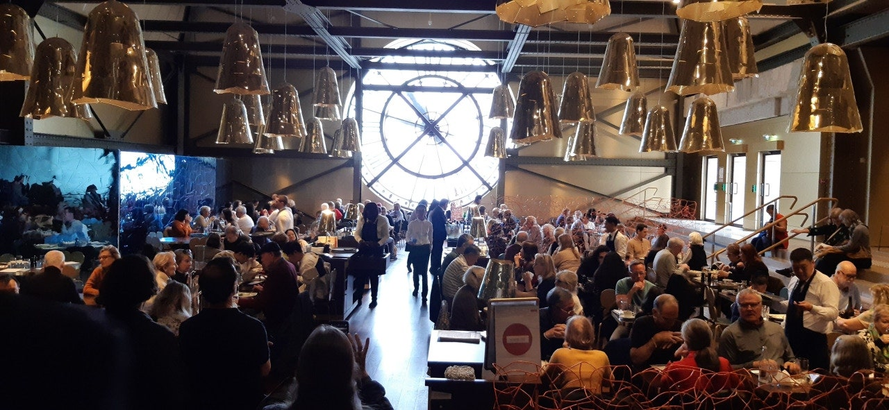 오르세 미술관내 시계가 보이는 레스토랑