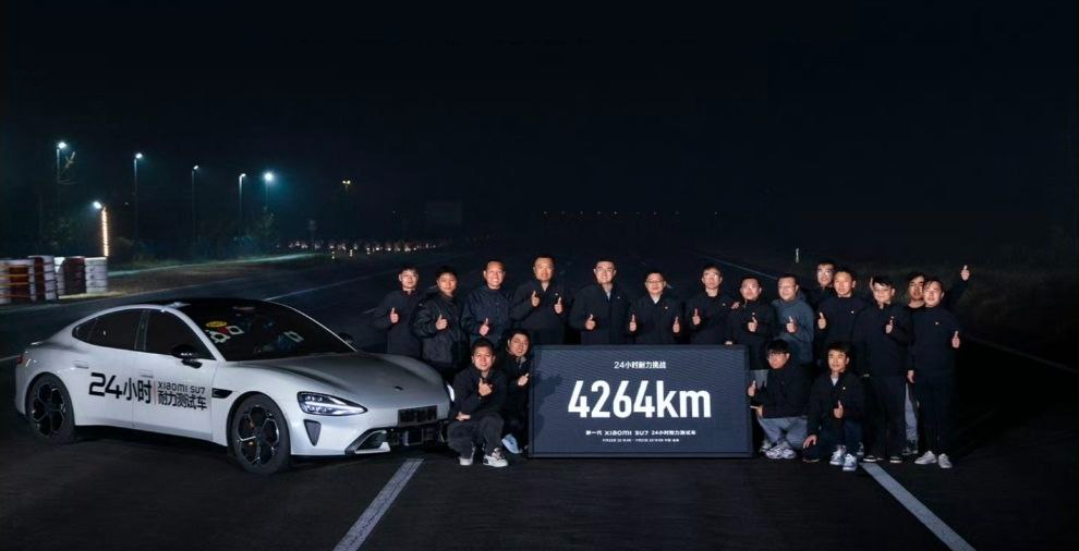 밤의 서킷을 질주하는 샤오미 SU7과 샤오펑 P7의 역동적인 24시간 내구 레이스 비교 장면