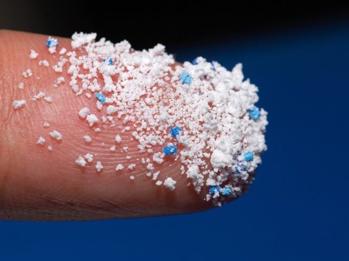 작은 플라스틱 입자 미세플라스틱의 모습