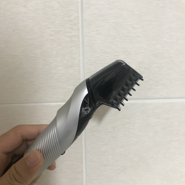 파나소닉 바디 트리머 ER-GK60 3mm 빗살 캡 장착 상태 – 수염 및 체모 정리용 길이 조절 캡
