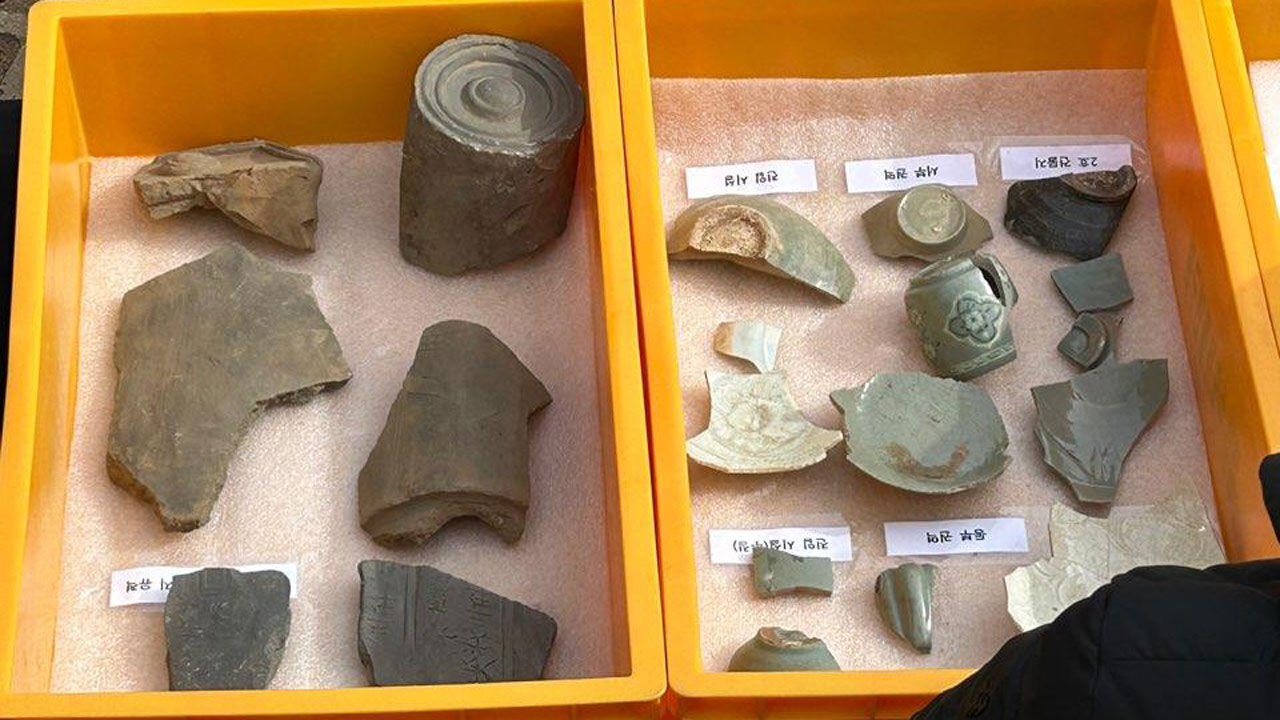 종로 신영동 소재 신축 공사에서 발견된 고려시대 추정 기와와 도기 조각들