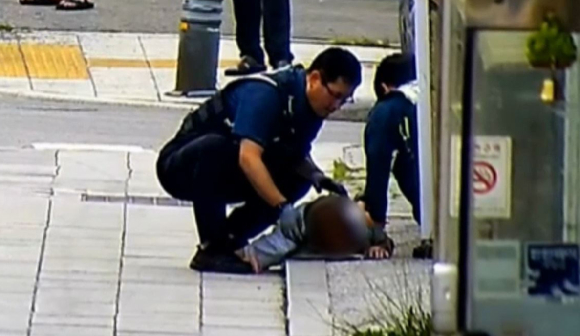 의식이 거의 없는 상태로 길가에 쓰러진 시민이 경찰의 신속한 대처로 위급 상황을 넘긴 사실이 알려졌다. [사진=강원경찰청 제공]