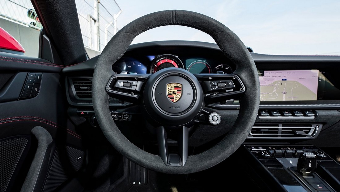 2024년 포르쉐 911 8세대 모델 실내 핸들 사진 출처 카위키