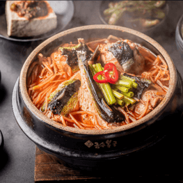 뚝배기 안에 담긴 붉은 복국