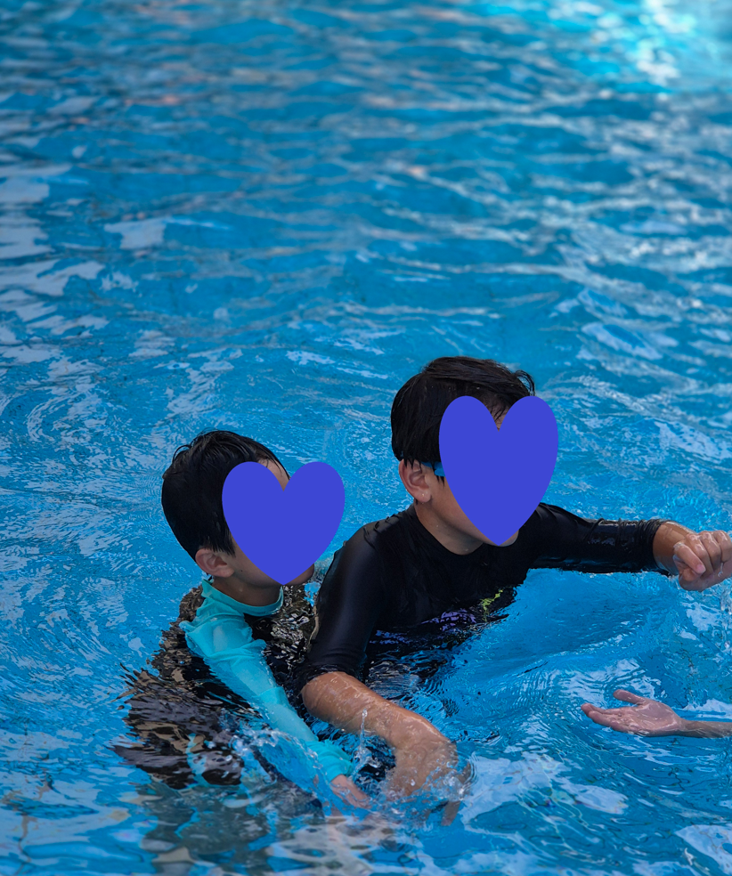 수영 레슨이 끝나고 친구와 노는 아이