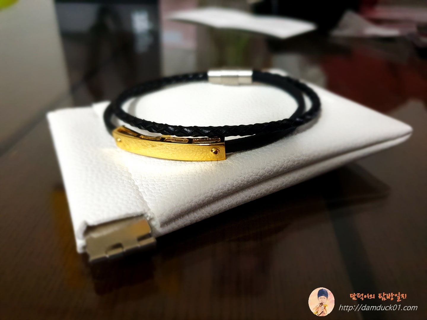 our plat bracelet black & gold M 파우치