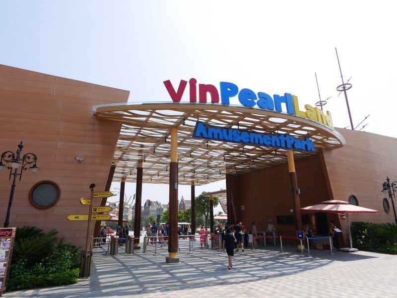 테마마트 빈펄랜드로 입구로 입장하는 사람들