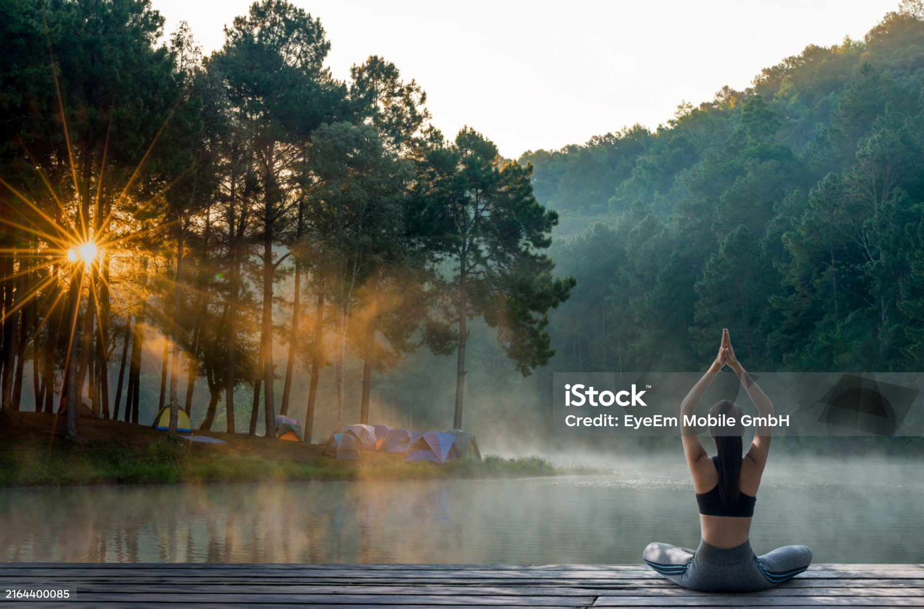 천천히 호흡하며 내 몸을 느끼는 요가의 동작