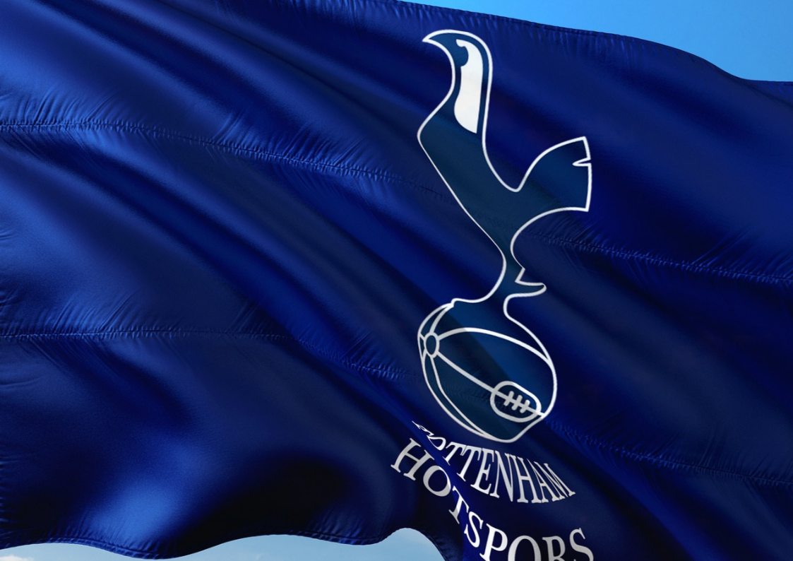 토트넘홋스퍼의-로고가-그려진-휘장이-바람에-펄럭이고-있다.