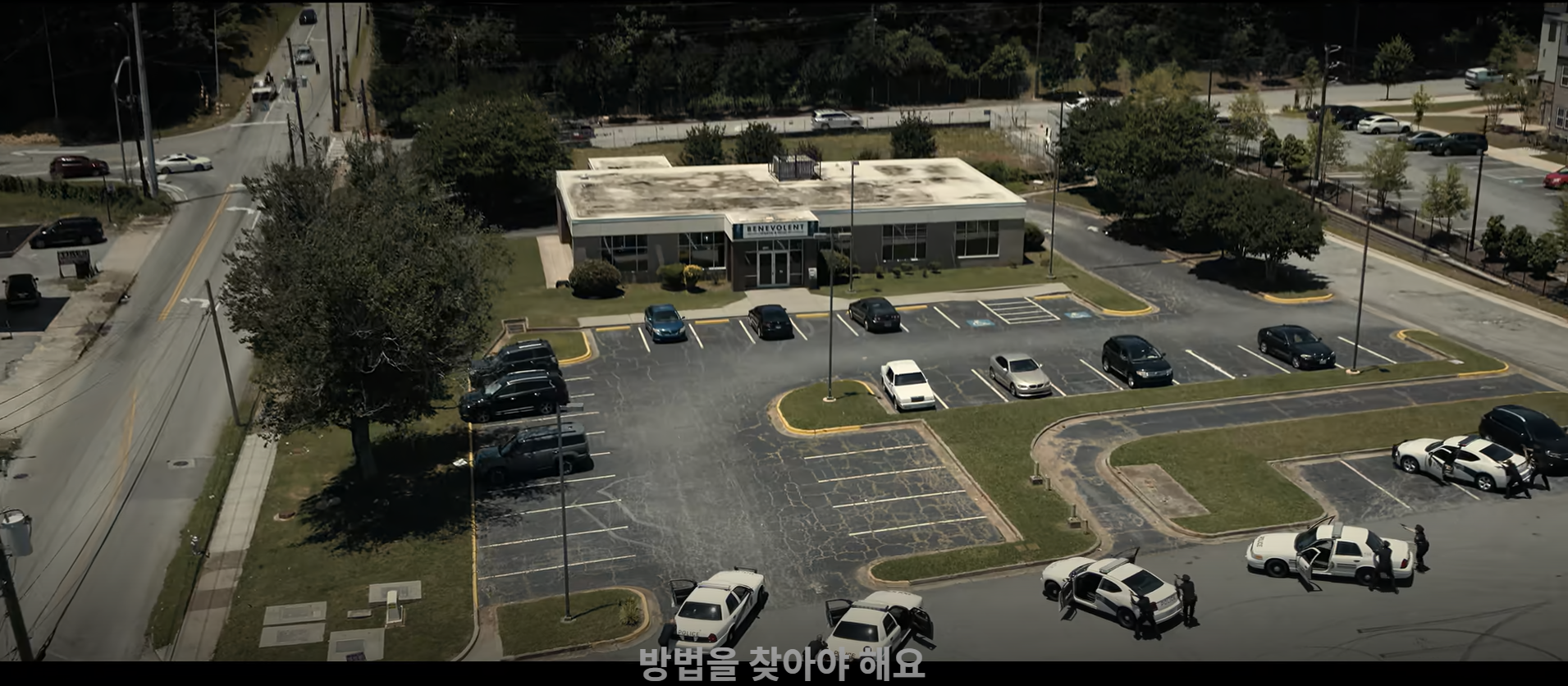 영화벼랑끝에서서정보,영화 벼랑 끝에 서서 줄거리,벼랑 끝에 서서 결말 해석,넷플릭스 스릴러 추천,타일러 페리 영화