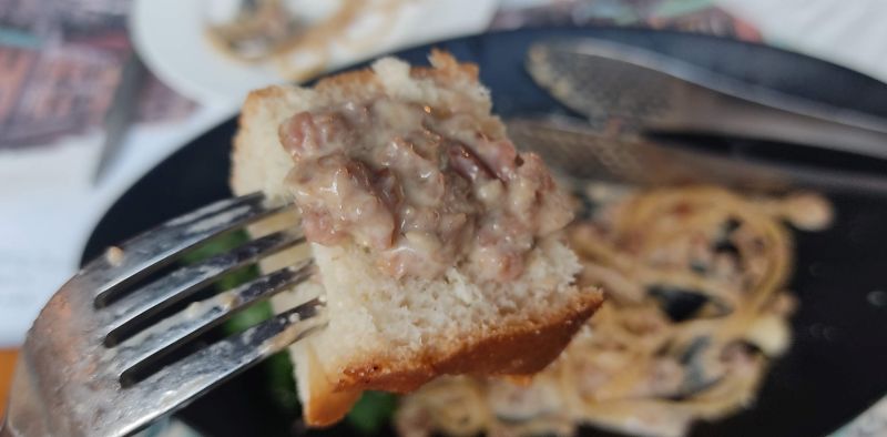 남겨둔 식전빵을 포르치니 버섯 크림 링기니 삐꼴레 소스를 얹어서 먹음