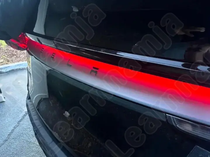 유출된 테슬라 모델 Y 라이트 바 사진.