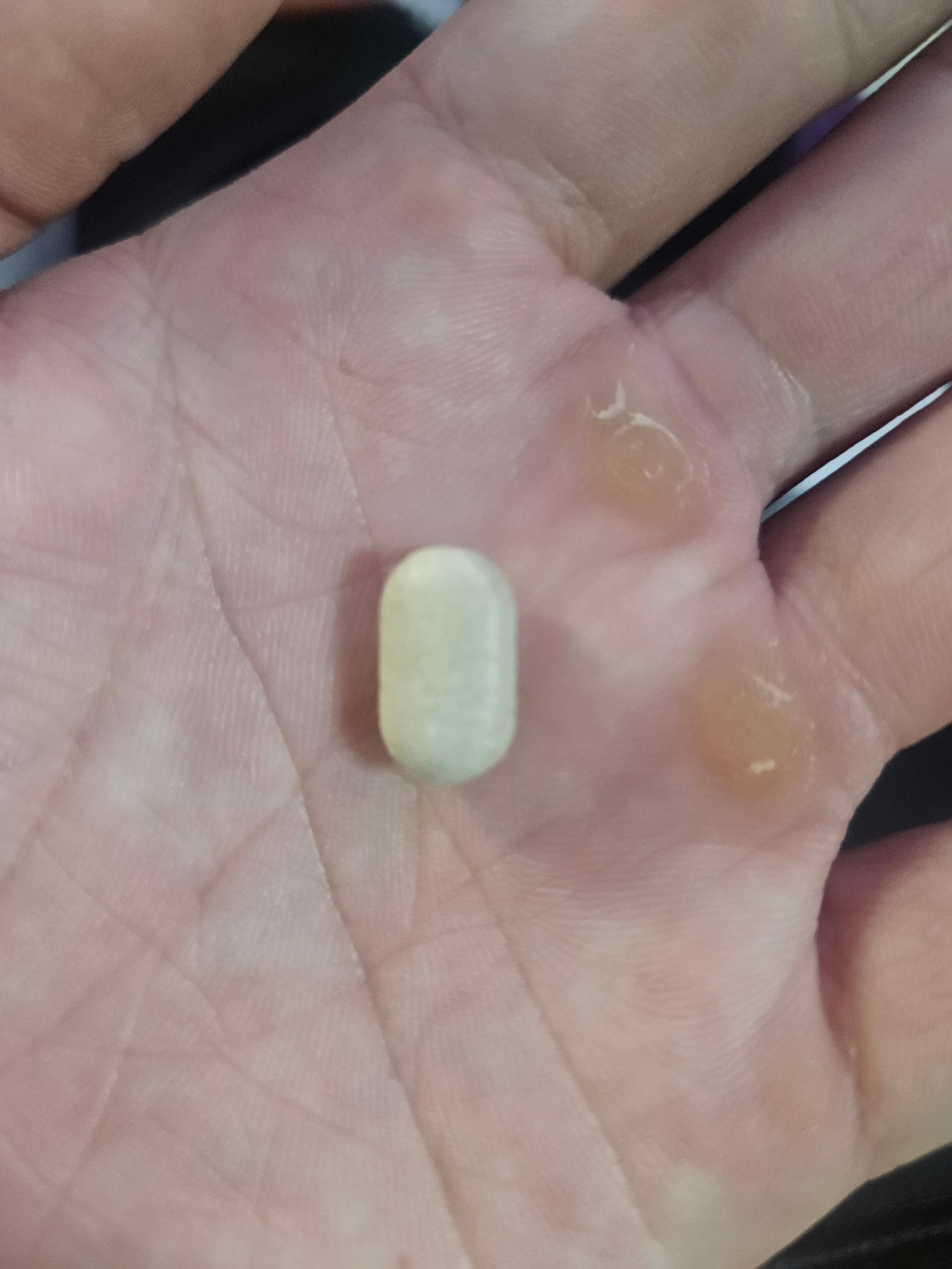 밸러니티 멜라토닌 알약이 손바닥 위에 올려져 있는 사진