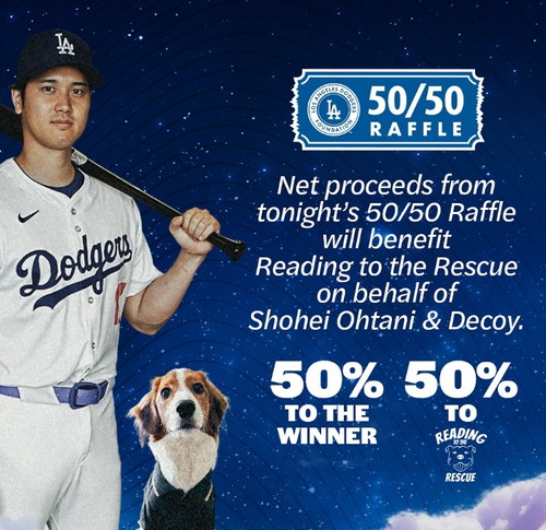 LA다저스 유니폼을 입은 오오나티와 애완견 데코핀