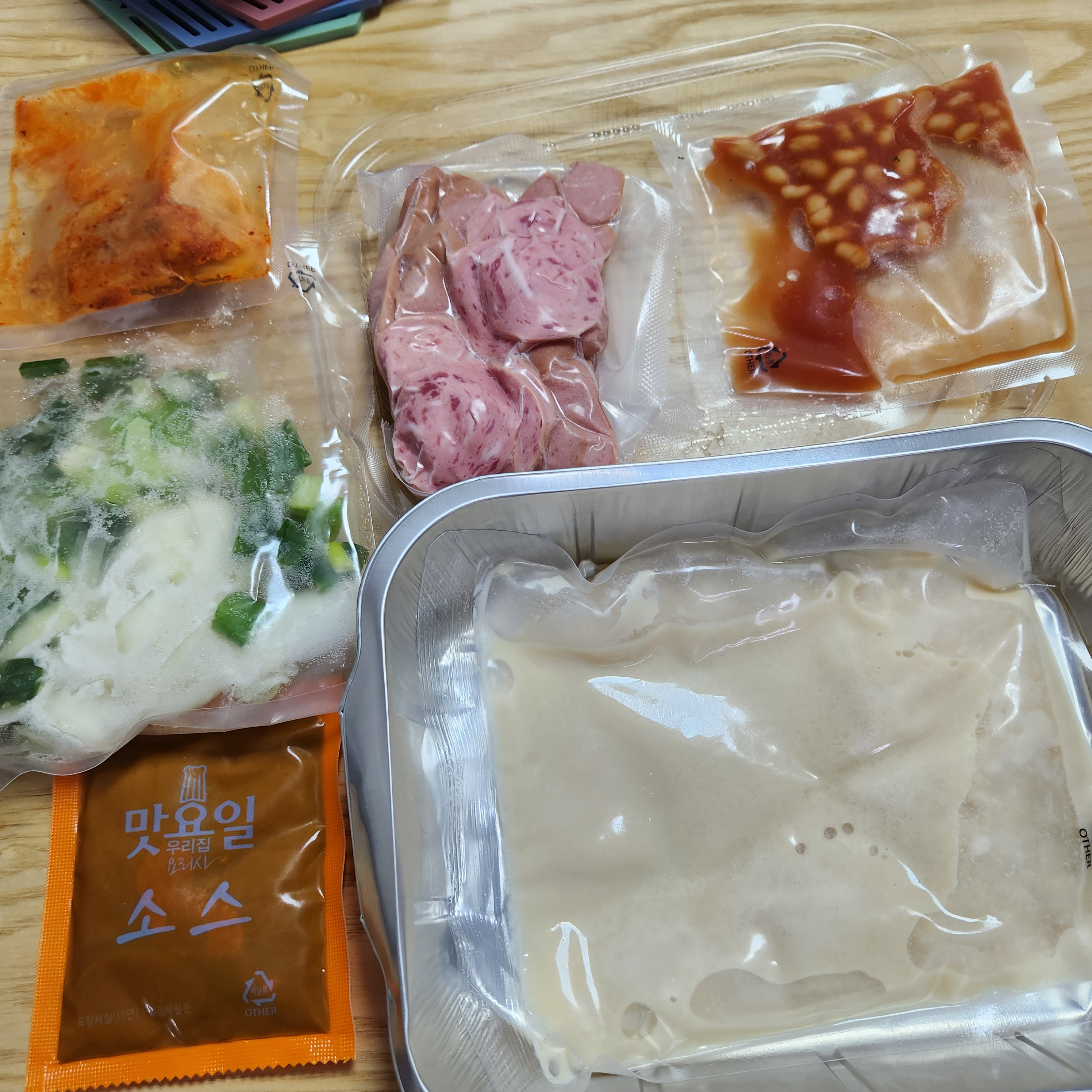 부대찌개 구성품&#44; 베이크드빈스&#44; 양파&#44; 파&#44; 라면사리&#44; 사골육수&#44; 김치&#44; 소스