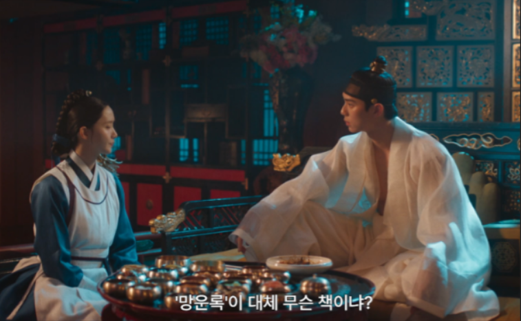 이채민 배우님이 앉아서 식사를 하는 모습