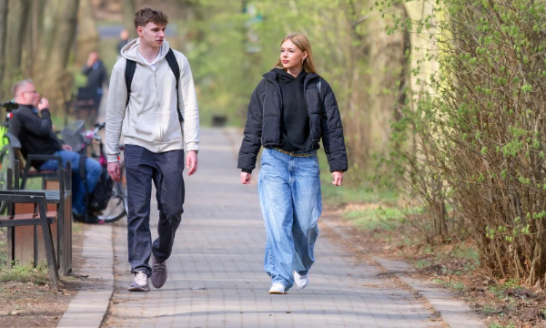 사춘기 소년소녀 교육접근법을 보여주는 이미지
