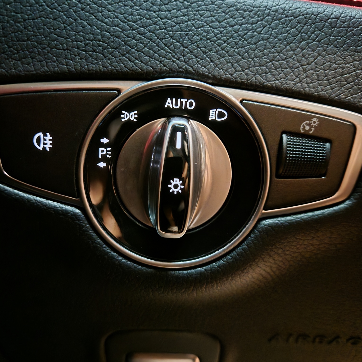 벤츠 차량의 라이트 스위치 다이얼. AUTO표시
