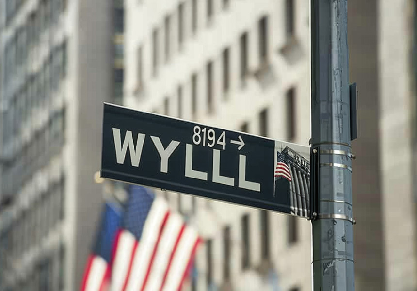 뉴욕 월스트리트 거리와 미국 국기가 함께 보이는 풍경