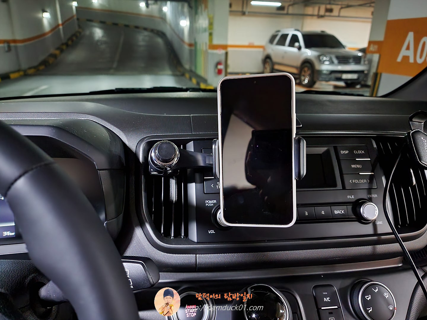 카멜레온360 송풍구형 스마트폰 거치대 블랙 B Type 레이 거치 모습