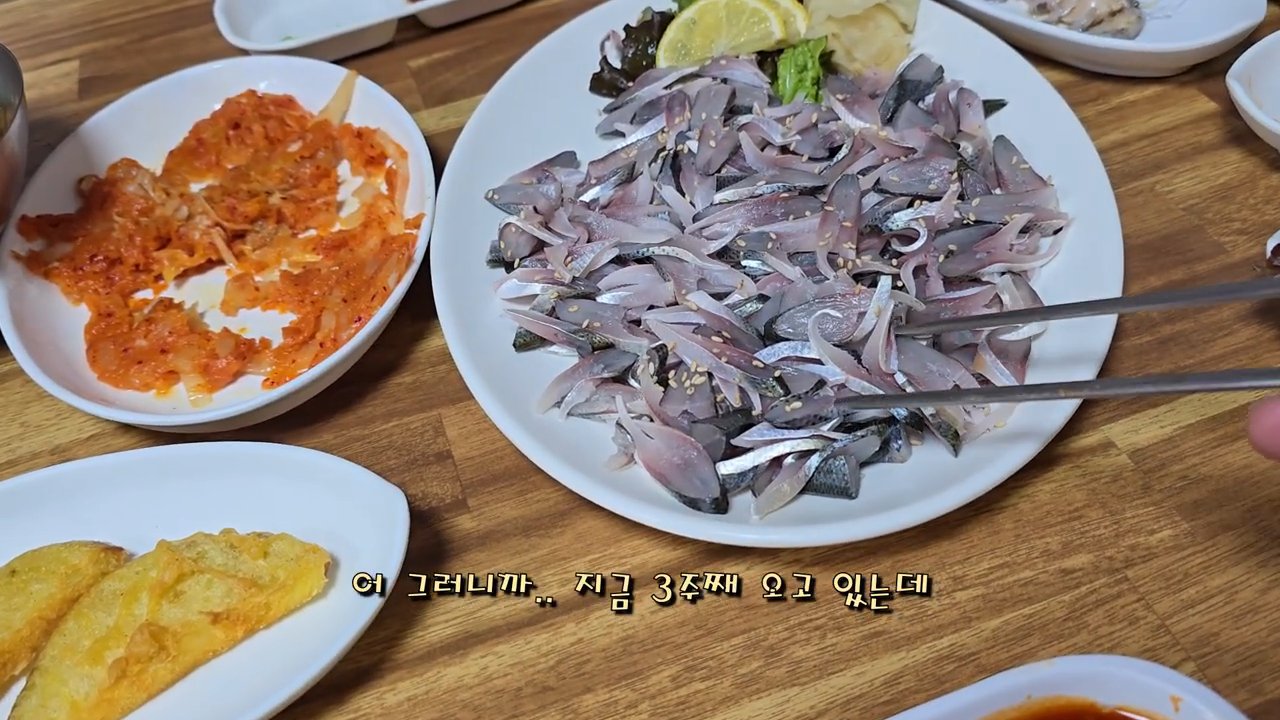 전어회예요. 가을 제철이라는데 비주얼부터 먹음직스러워요.