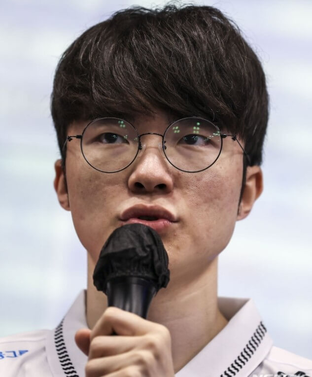 페이커가-마이크를-잡고-말하고-있는-사진입니다.