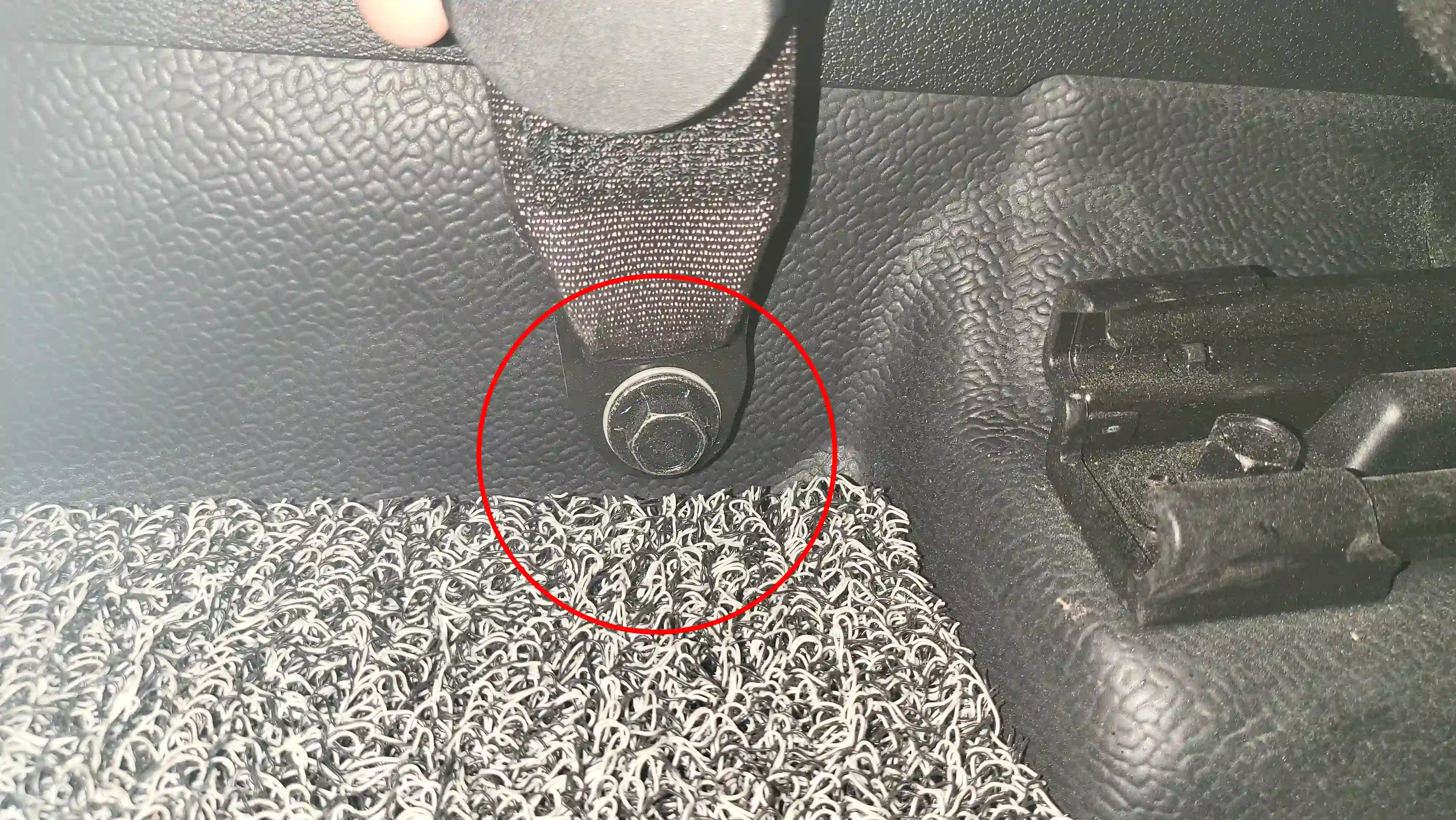 안전벨트 볼트 확인