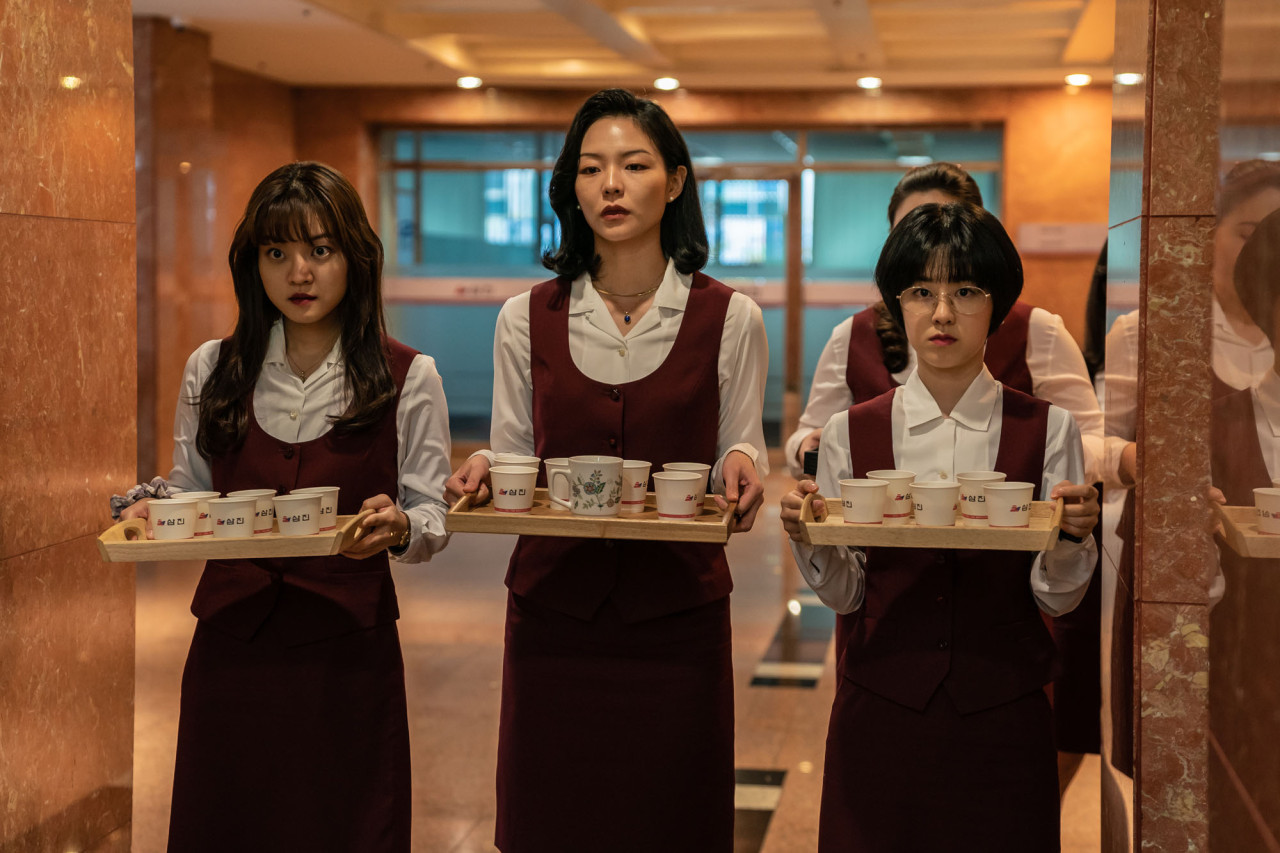 커피타는 연습하는 직원