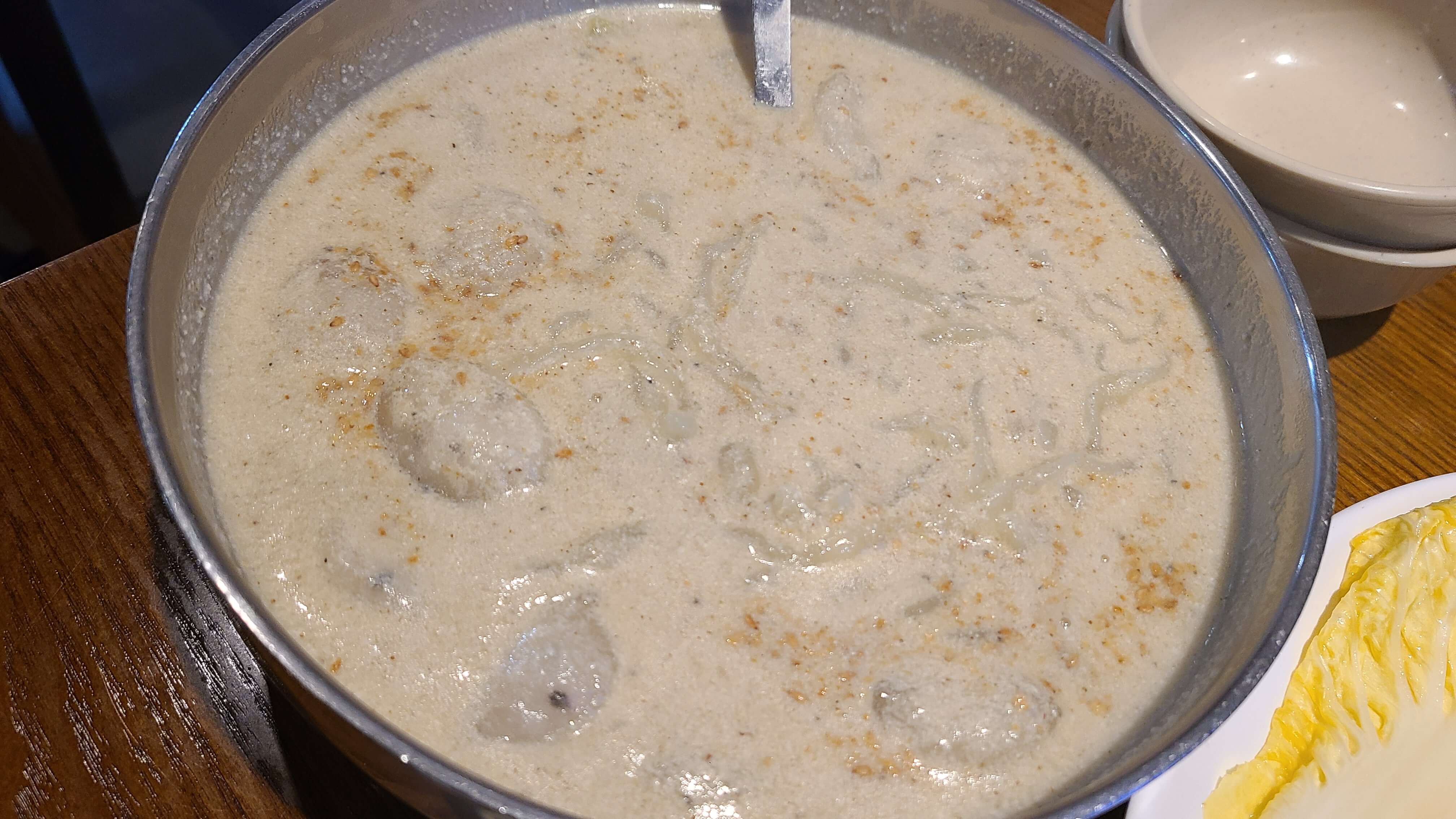 황금족발-들깨칼국수