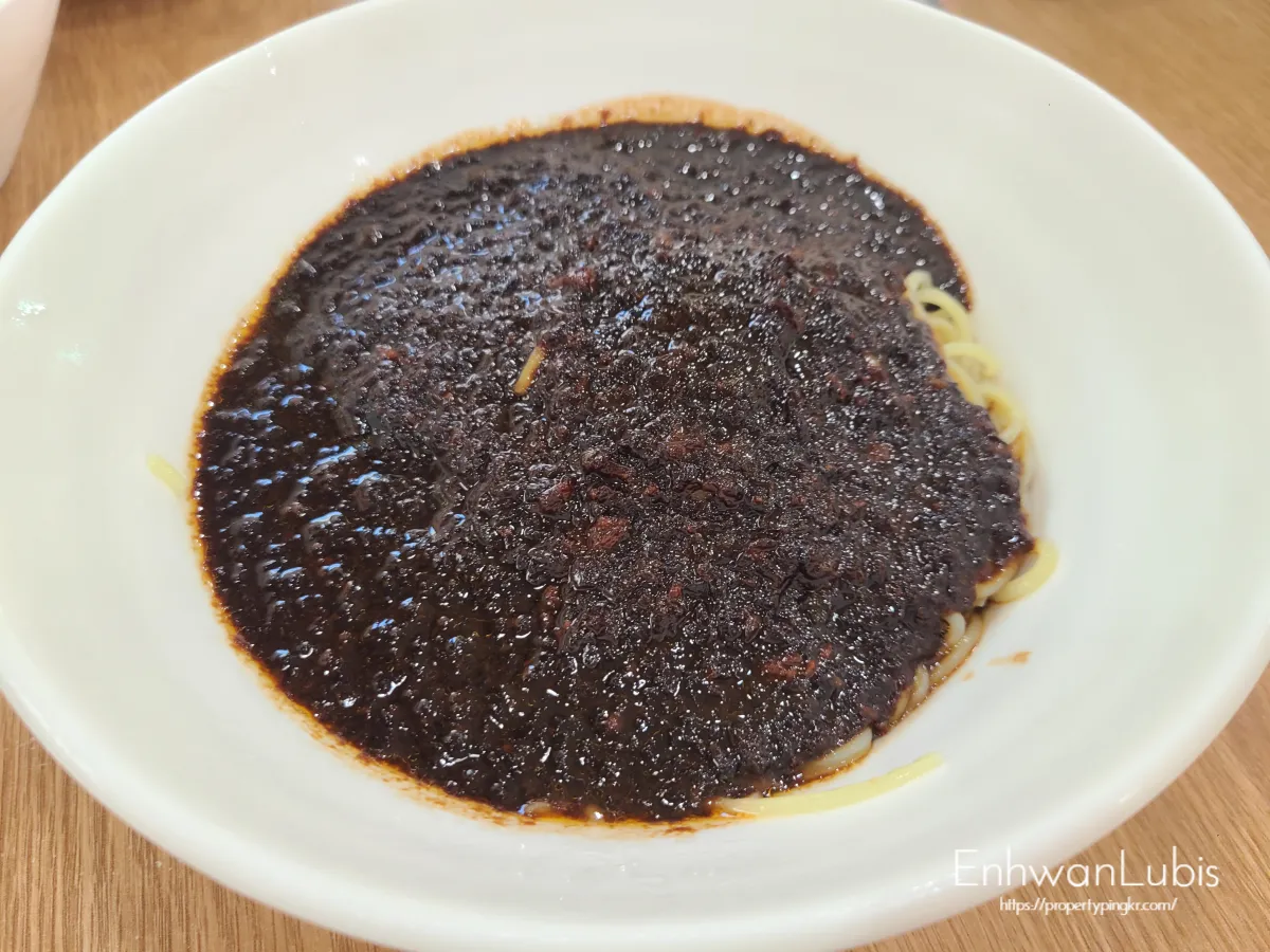 흰색-대접에-곱게갈린-짜장소스와-면