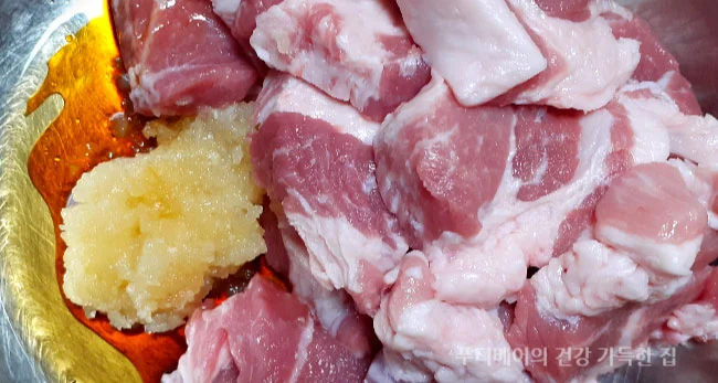 썰어놓은-돼지고기와-밑간재료들이-함께함