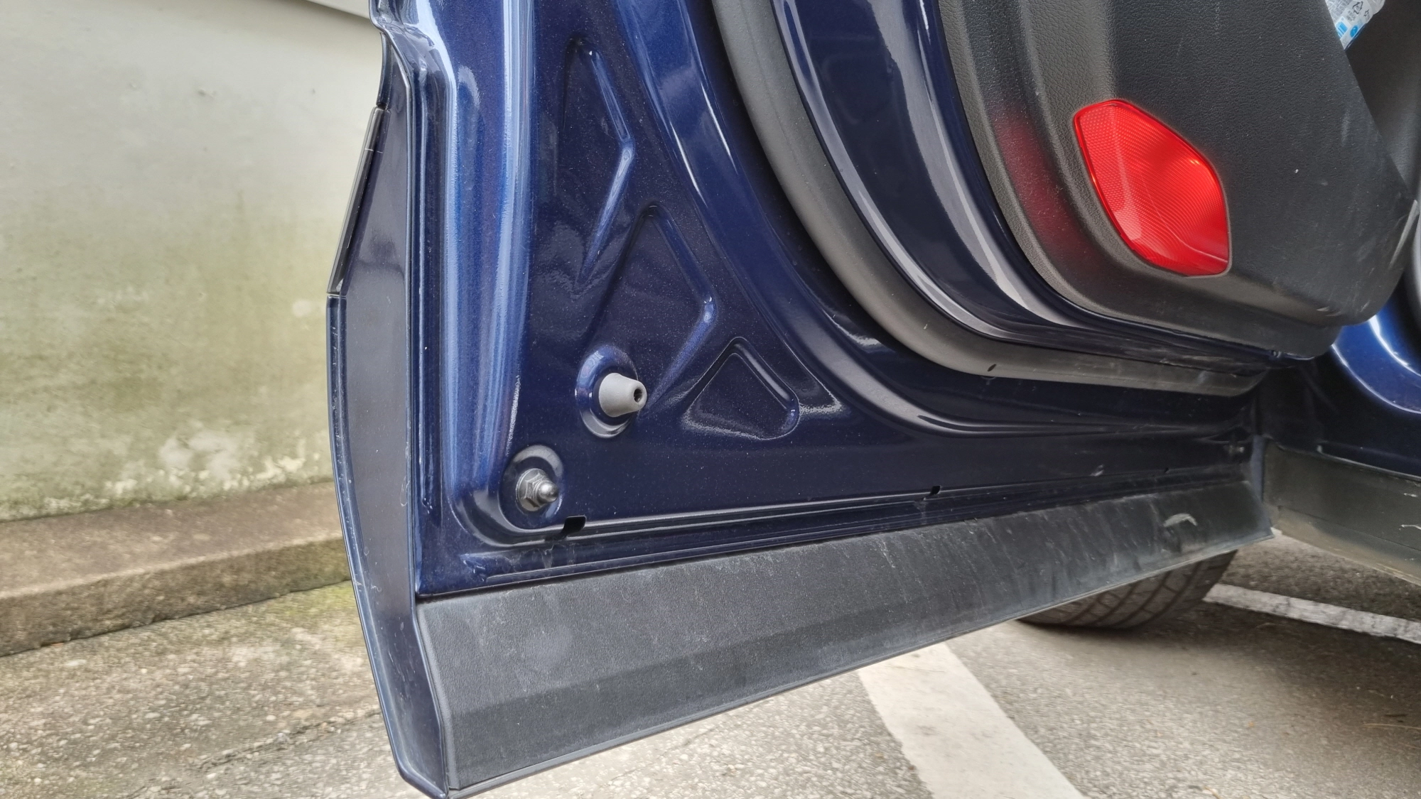 범퍼-도어 오버슬램 부품 끼운 모습