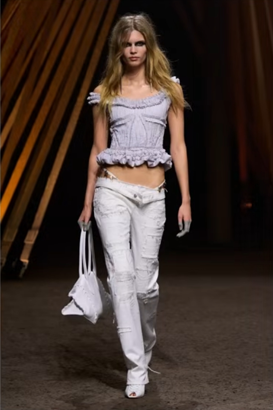 극단적으로 낮아진 로우라이즈(Low-Rise) 허리선