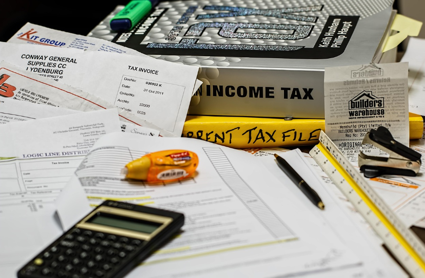 세금 계산 하는 사진