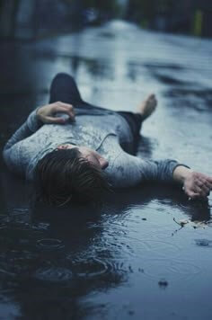 어두운-골모길에-창백하게-쓰러져있는-남성