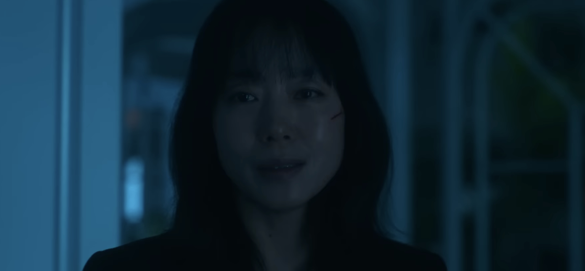 감동받은 눈으로 딸을 보는 전도연