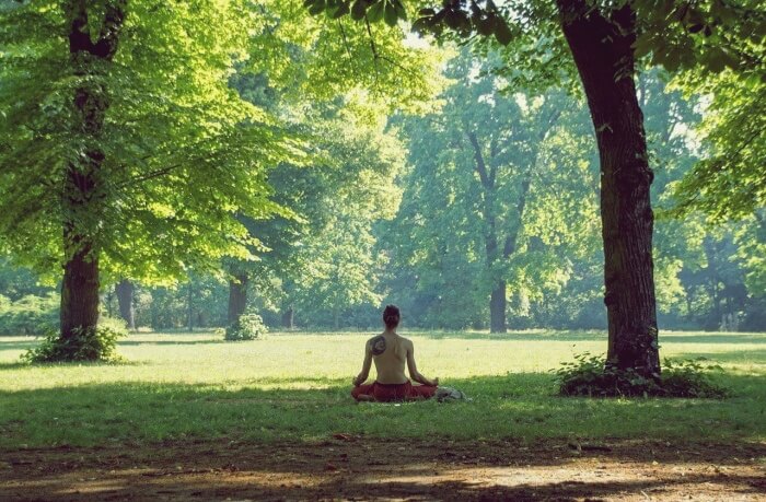숲속에서-명상하는-한사람