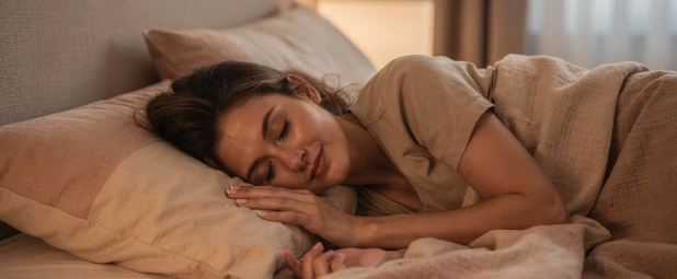 편안하게 잠자는 여성