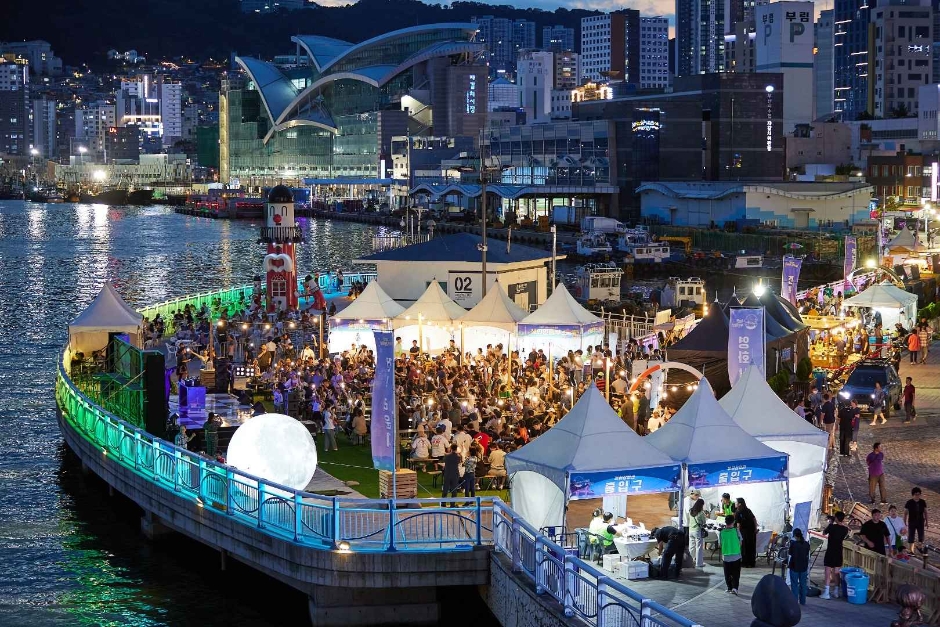 부산 유라리 건맥축제장을 밤에 높은 곳에서 바라보고 찍은 사진