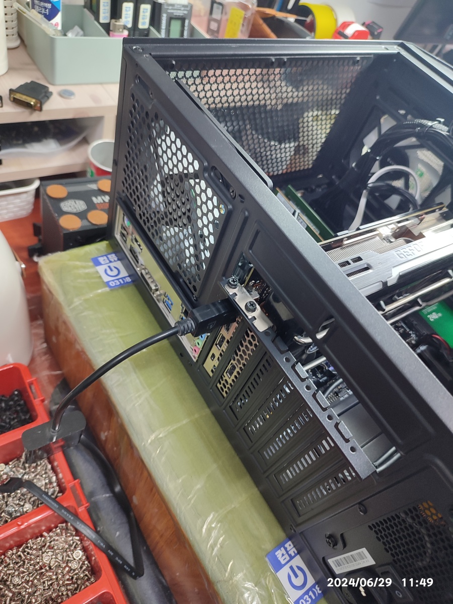 나사를 조립하면 좋습니다.