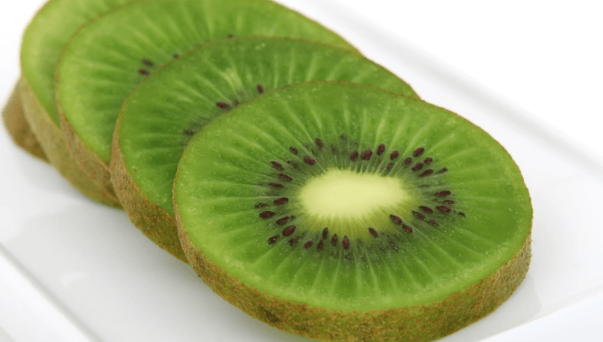 키위가 가지런히 잘라져 있다