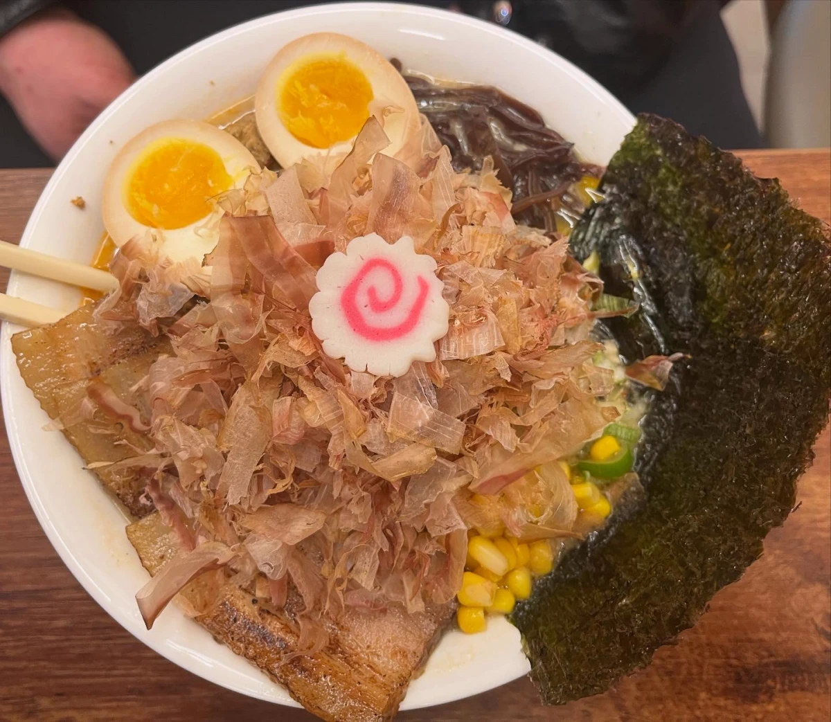 큐슈울트라아멘-일산후곡점-울트라아멘-여러가지토핑라멘-계란-가쯔오부시-김-옥수수-면-국물-차슈-목이버섯