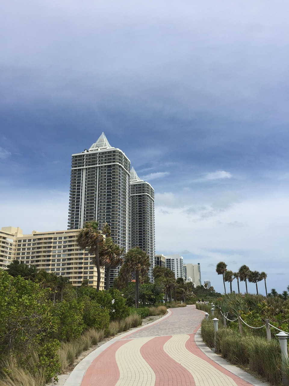 도시 속 조용한 산책코스 &ndash; 아파트 단지 안에 숨은 &lsquo;남향 조용 산책길&rsquo;