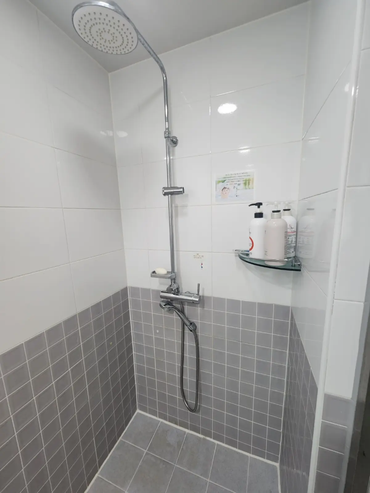 샤워실-구비된-샤워용품