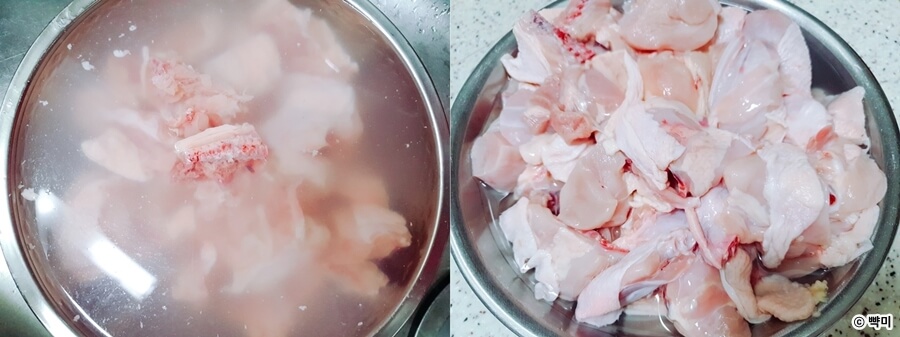 내장을 제거한 닭을 물로 깨끗하게 씻어 뼛가루를 제거하는 닭도리탕 손질 과정