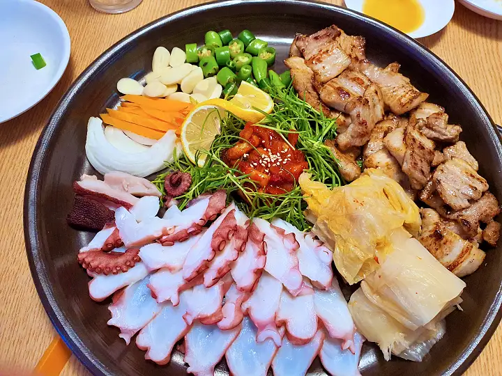 생방송오늘저녁 수유리 먹자골목 문어 사합 삼합 삼겹 보쌈 홍어 김치 크로플 맛집 추천